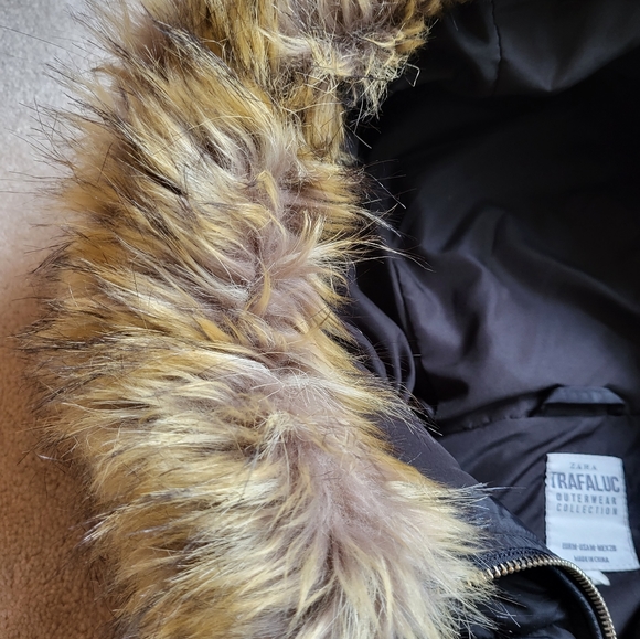 ZARA Vest with Faux Fur Trimmed Hood Medium - Picture 5 of 13